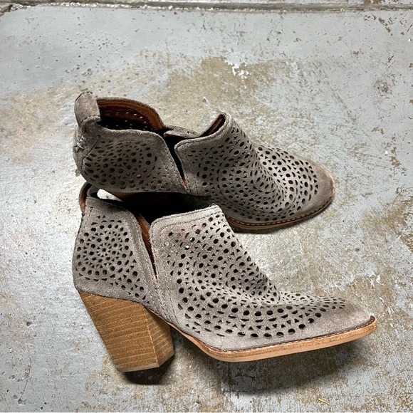 Jeffrey Campbell Grey Laser Cutout Suede Ankle Bootie Size 6.5 EUC - Picture 1 of 5
